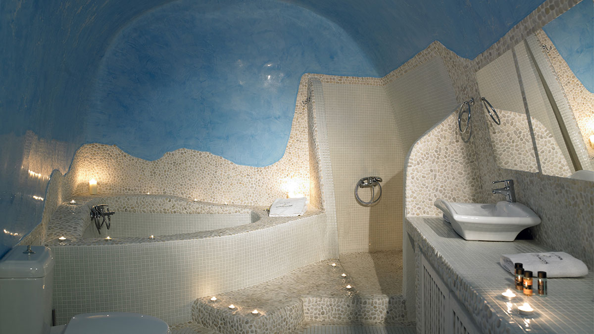 Honeymoon Cave Suite (Heart Shape window in Bedroom)